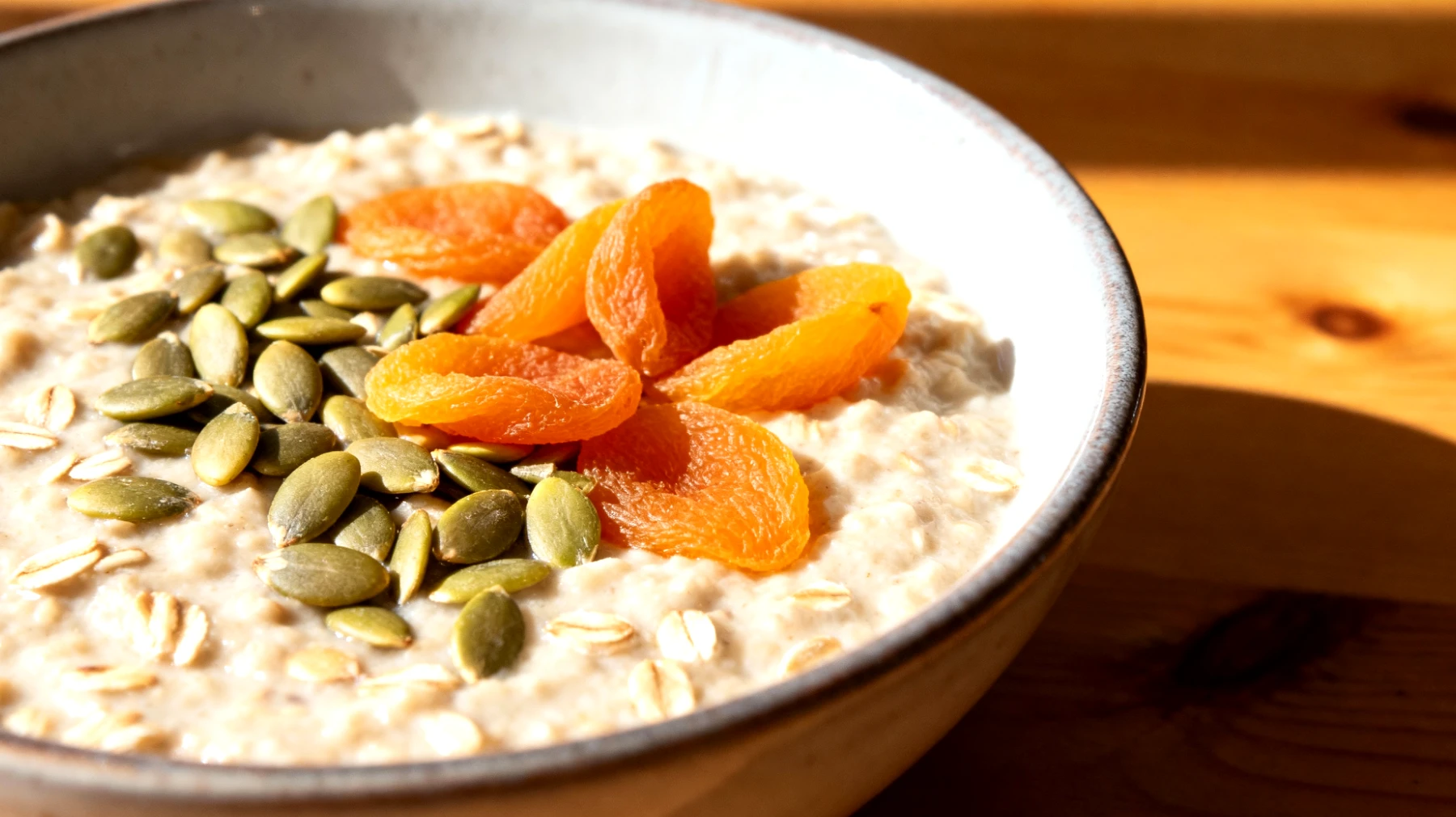 Porridge di avena con semi di zucca e albicocche secche"