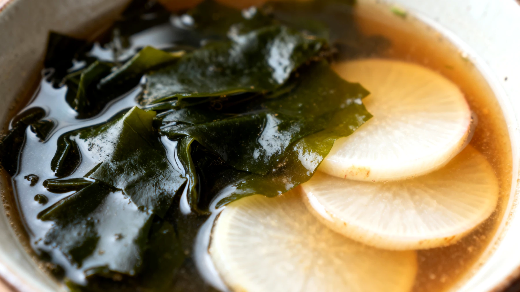 Zuppa di miso con alga wakame e daikon"